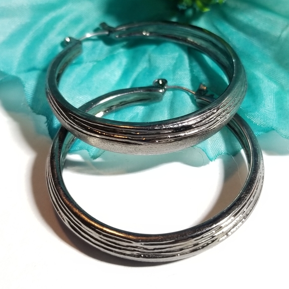 Relisted -Textured hoop earrings dark silver tone metal - Picture 8 of 10